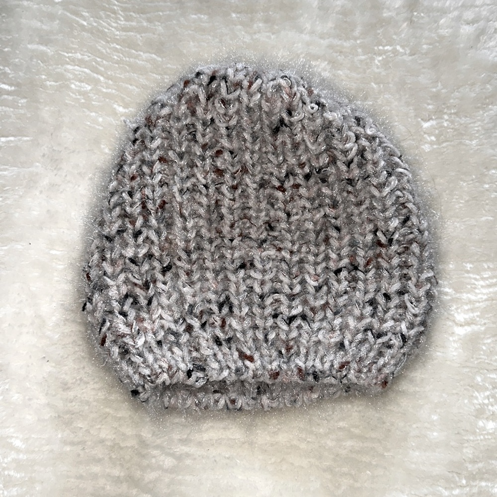 Women’s knit beanie hat in light grey